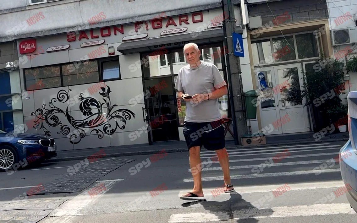 Mihai Bujor Sion a fost surprins îmbrăcat lejer, cu pantaloni scurți negri și un tricou simplu gri / foto: Spynews
