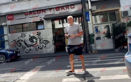 Mihai Bujor Sion a fost surprins îmbrăcat lejer, cu pantaloni scurți negri și un tricou simplu gri / foto: Spynews