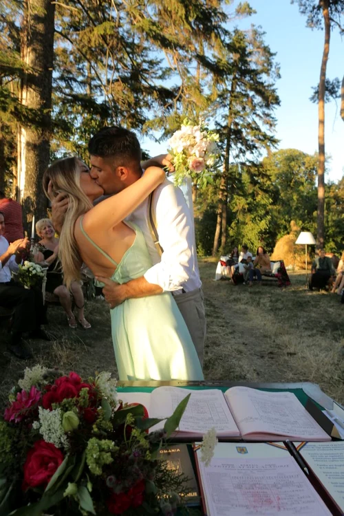 Laura şi Cosmin sunt din acest moment soţ şi soţie