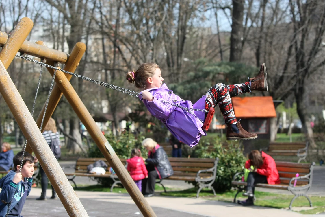 
    Vreme foarte ciudată în acest weekend pentru perioada în care ne aflăm: la munte este viscol, iar în sud sunt prognozate peste 15 grade și soareFOTO: Click!  