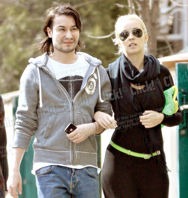 
    Blonda şi hair-stilistul  ei au mers la restaurant.  Ei par foarte apropiaţi (fotografii: Lexar)  