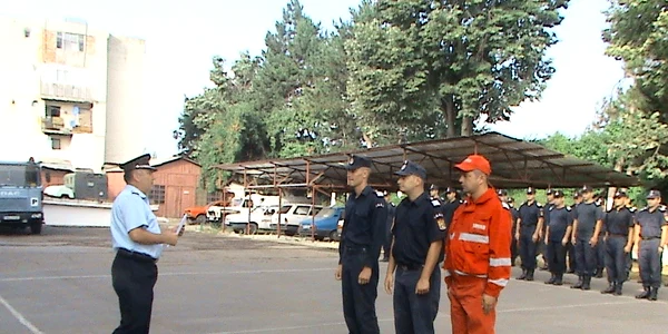 Scafandrii vasluieni au fost felicitaţi de colonelul Neculai Olaru, şeful ISU Vaslui