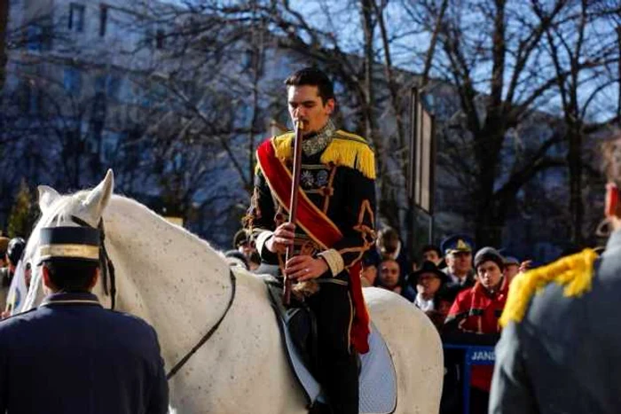 Spectacol marca „Teatrul Anton Pann”, de Ziua Micii Uniri, alături de Mihai Viteazul, Cuza si Regina Maria, călare, la Râmnicu Vâlcea; Foto Teatrul Anton Pann