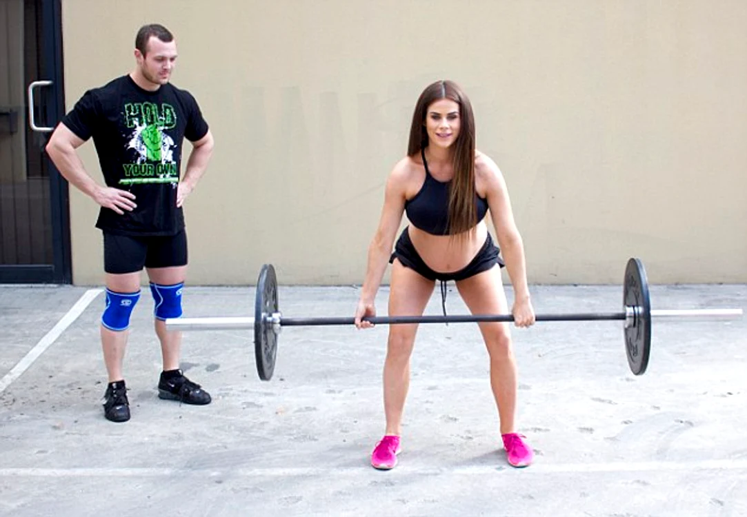 
    Sophie e gravidă în 26 de săptămâni, dar încă ridică 30 de kilograme de greutăţifoto: Instagram  