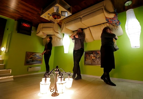 Casa cu sus-n jos (foto: Reuters)