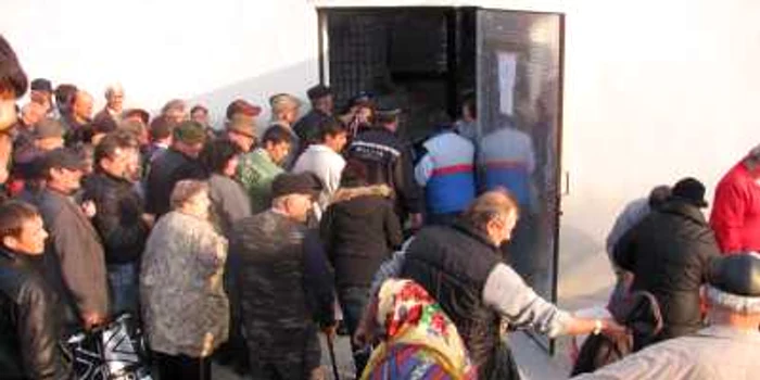 Sute de slobozeni sunt aşteptaţi să-şi ridice ajutoarele UE FOTO: adevarul.ro