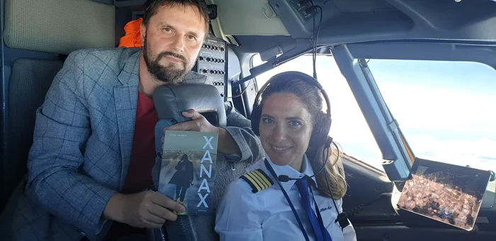 
    LIviu Iancu a lansat romanul Xanax în avion, alături de pilotul Alina Stolojanfoto: Andreea Dancu  