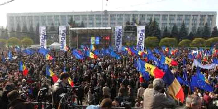 Sustinători ai vectorului pro-european al partidelor de guvernare au participat la mitingul din Piaţa Marii Adunări Naţionale, la Chişinău, 3 noiembrie 2013 FOTO Adevărul