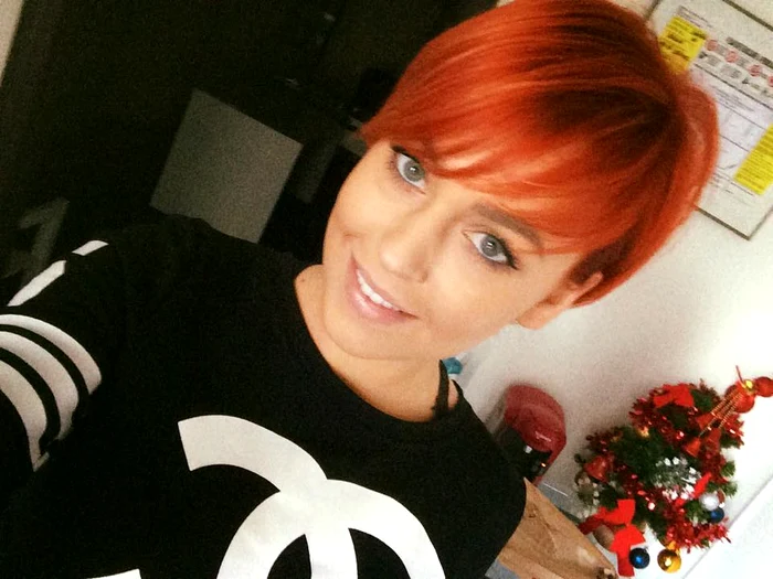 Misha s-a vopsit într-o nuanţă electrizantă