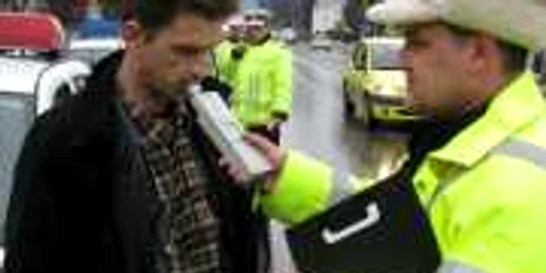 Şoferul a fost pus de poliţişti să sufle în fiolă 