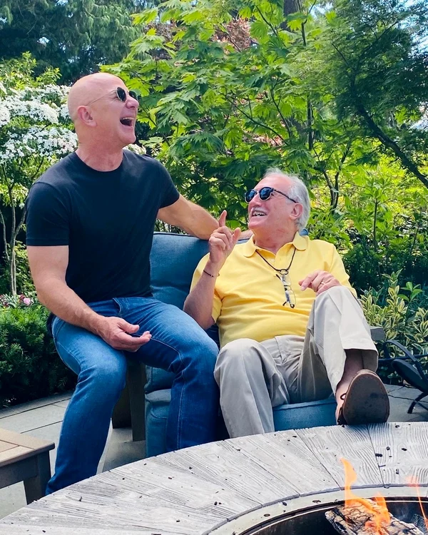Jeff Bezos şi tatăl său, Mike Bezos, foto: Instagram