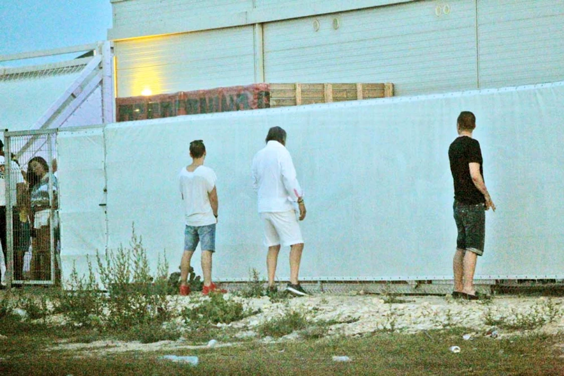 
    Iată-l pe Ilie Năstase, în plină „acţiune”, la gardul clubului. Fostul sportiv n-a rezistat să stea la coadă la toaletăFoto: Mihai Ionescu  