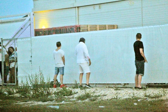 Iată-l pe Ilie Năstase, în plină „acţiune”, la gardul clubului. Fostul sportiv n-a rezistat să stea la coadă la toaletăFoto: Mihai Ionescu