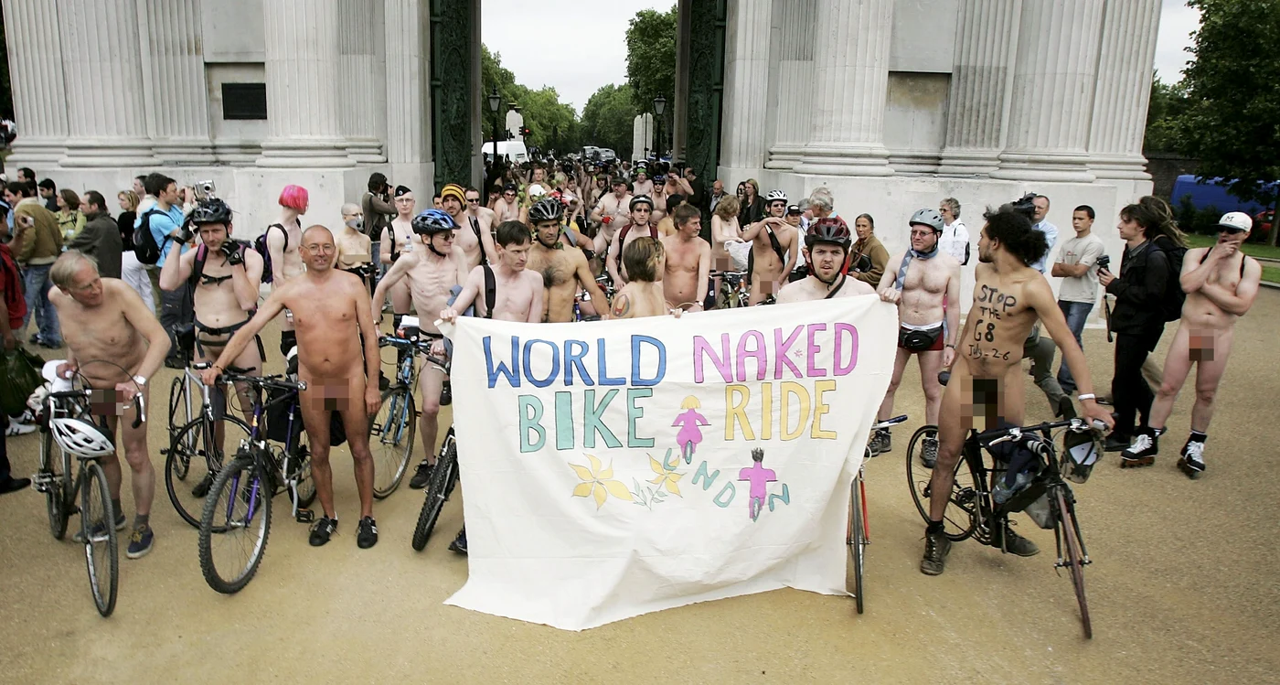 Cei mai curajoși cicliști s-au dezbrăcat pentru World Naked Bike Ride