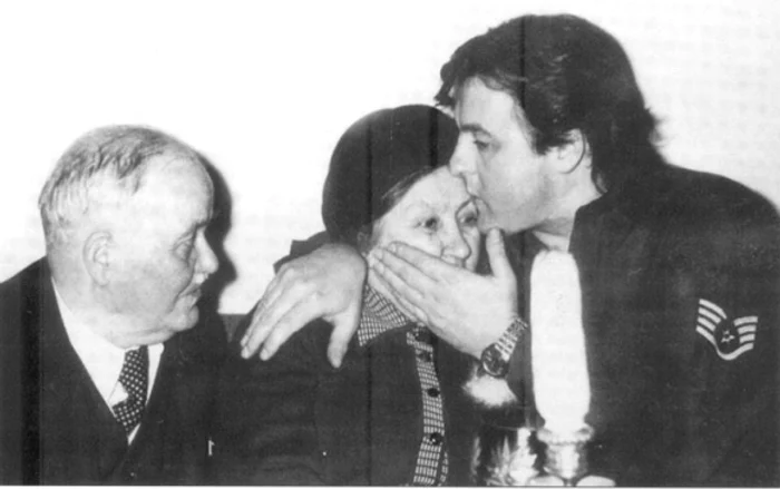 Corneliu Vadim Tudor alături de părinții săi