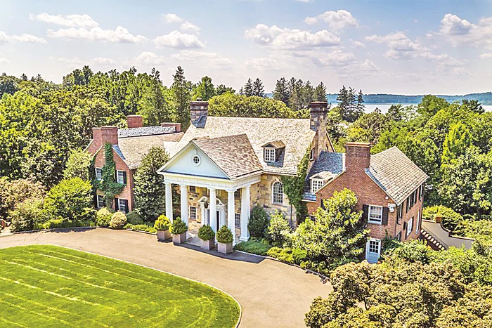 Vila este situată în apropiere de râul Hudson