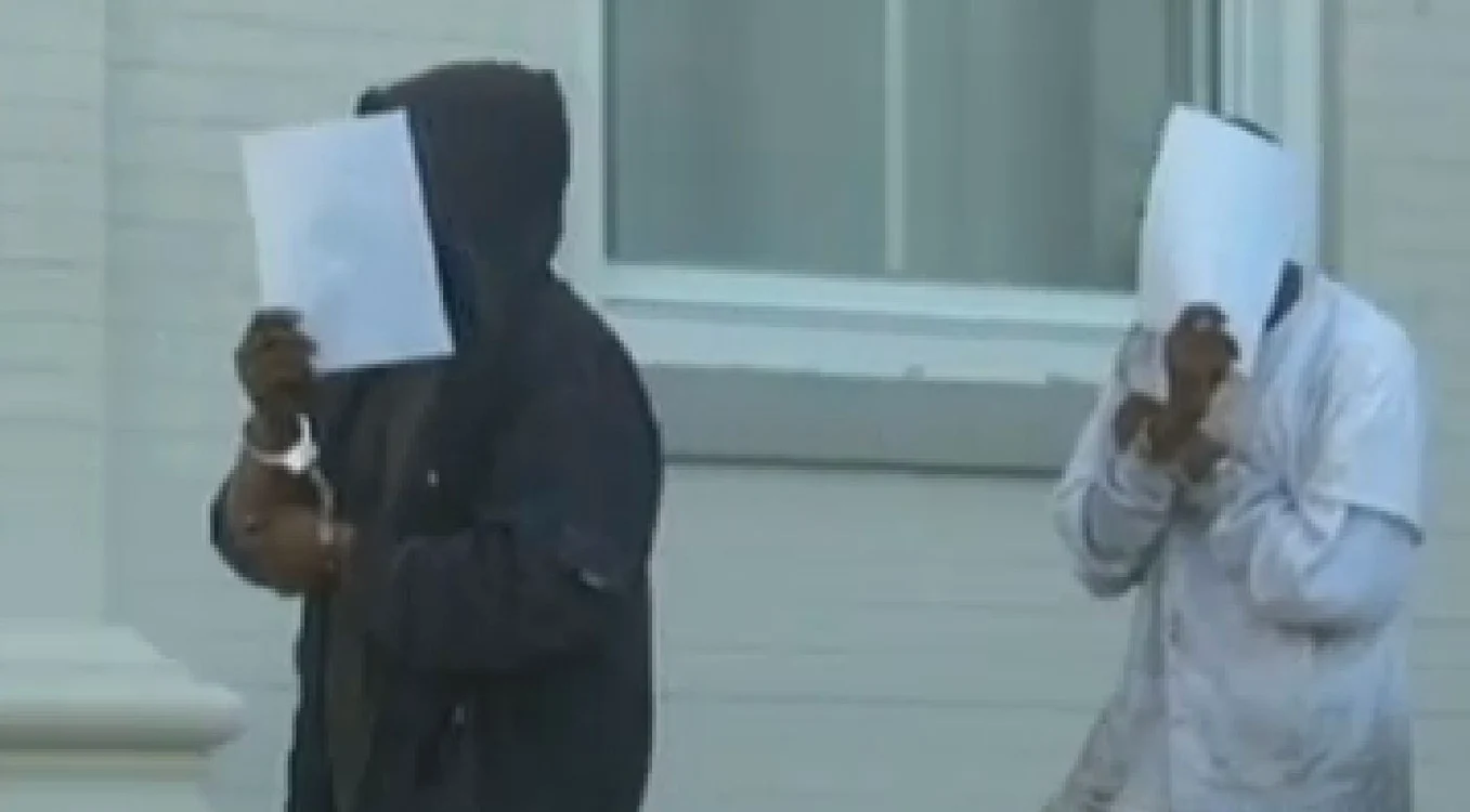 Hoţii au fost prinşi în timp ce jefuiau un garaj