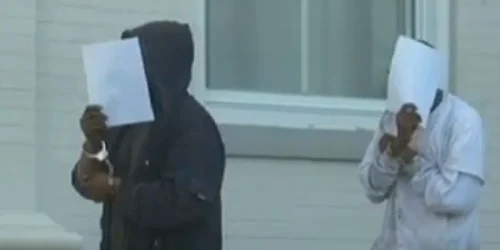 Hoţii au fost prinşi în timp ce jefuiau un garaj
