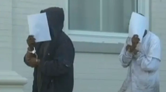 Hoţii au fost prinşi în timp ce jefuiau un garaj