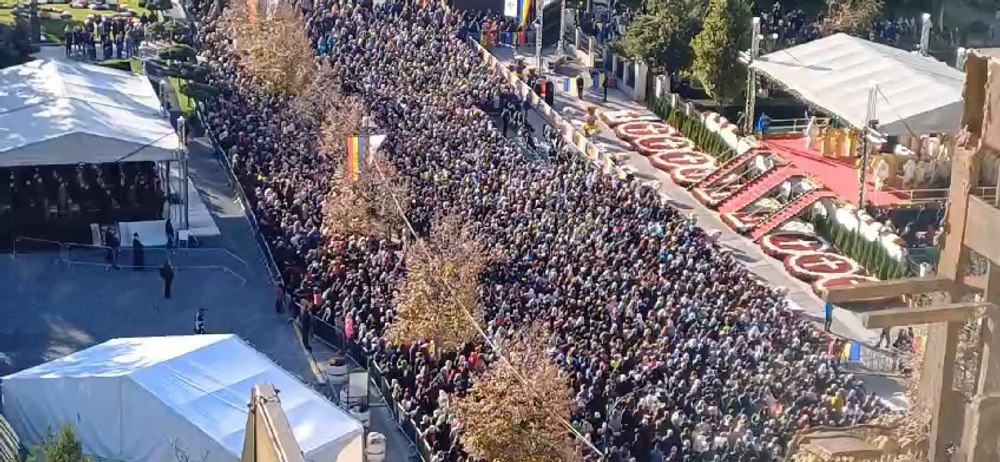 Coada de pelerini se întinde pe 7 kilometri la moaștele Sf. Parascheva. Liderii politici, prezenți la slujbă FOTO