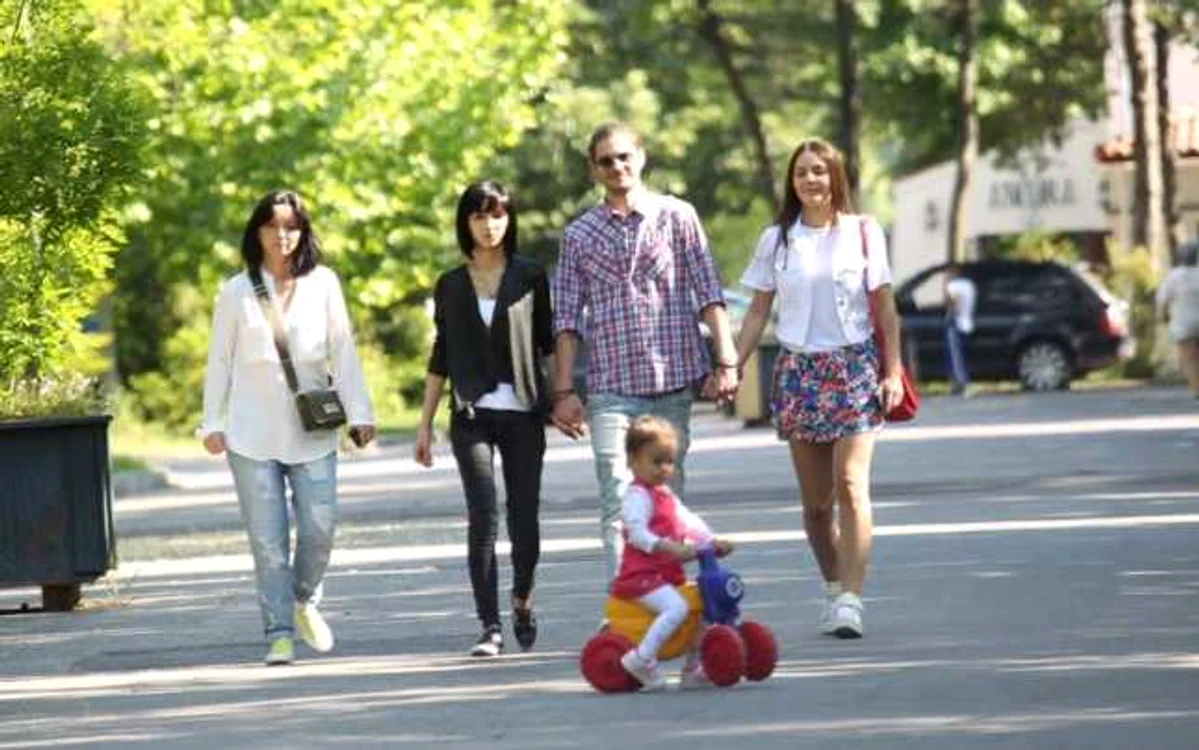 De la stânga la dreapta: mama lui Alex Maţaev, sora acestuia şi el ţinându-se de mână cu Alexandra Dragnea, fiica vicepremierului român FOTO Click!