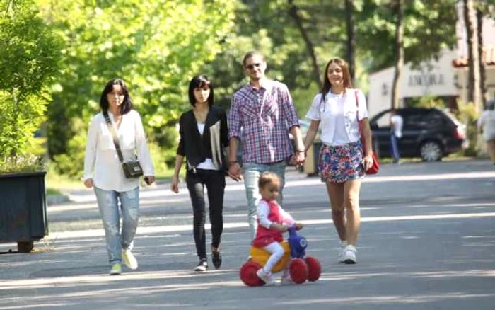 De la stânga la dreapta: mama lui Alex Maţaev, sora acestuia şi el ţinându-se de mână cu Alexandra Dragnea, fiica vicepremierului român FOTO Click!