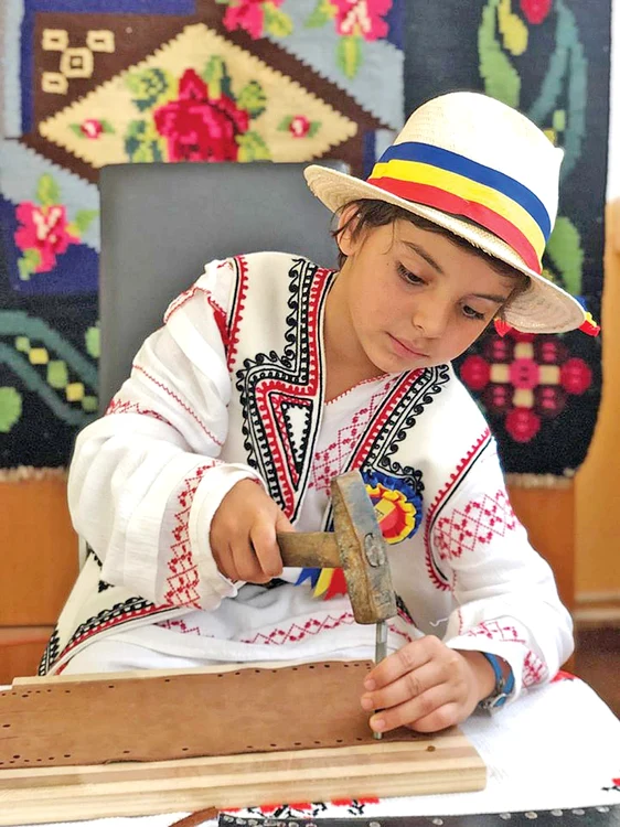 De la 6 ani a început să croiască şi să coasă încălţările tradiţionale din piele
