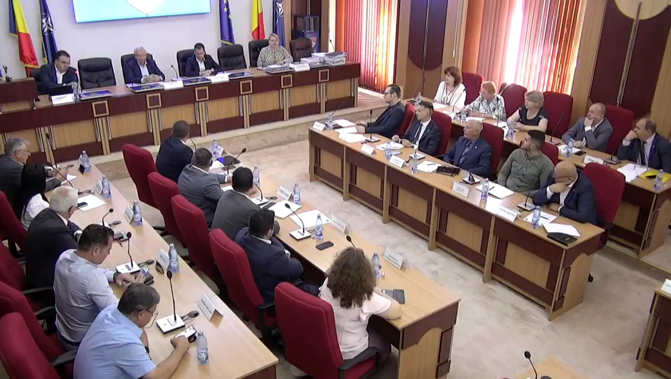 Consilirii judeţeni, chemaţi să voteze sancţionarea colegilor lor FOTO: capură Video CJ Vrancea