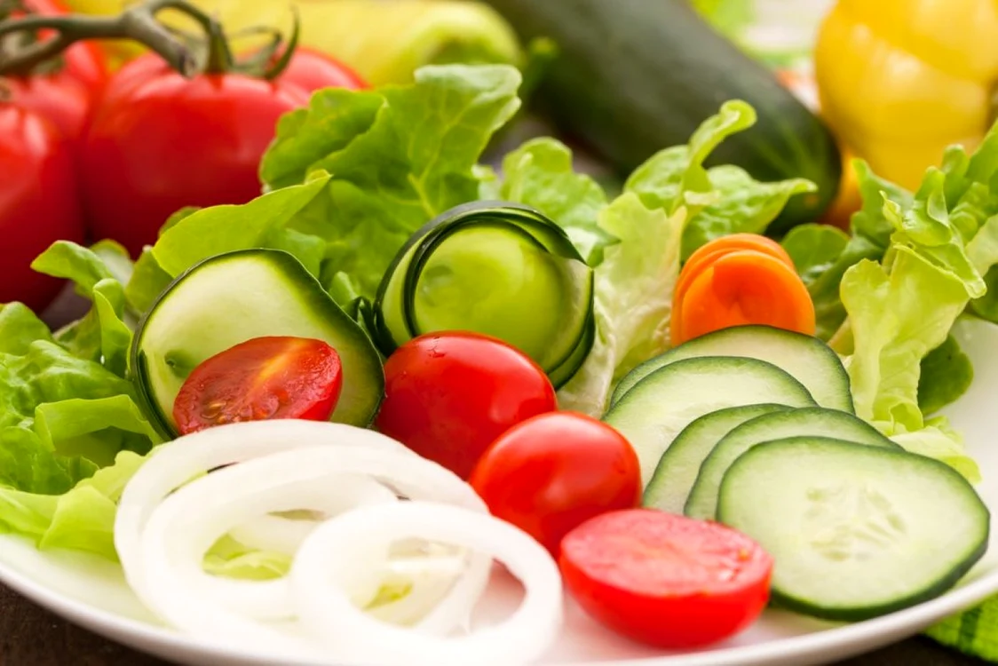 Roşiile, castraveţii, berea şi sucurile naturale de fructe sunt surse importante de vitamine şi minerale. FOTO: Shutterstock