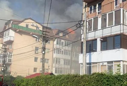 Flăcările au distrus complet locuințele de la mansardă FOTO: martor