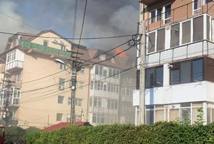 Flăcările au distrus complet locuințele de la mansardă FOTO: martor