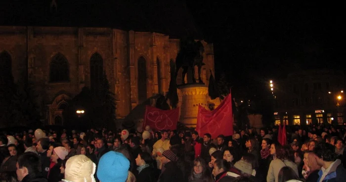 Tinerii au venit duminică seara, în centru, la concerte, cu pancarte roşii pe care scria „I love Cluj“ FOTO: Florina Pop