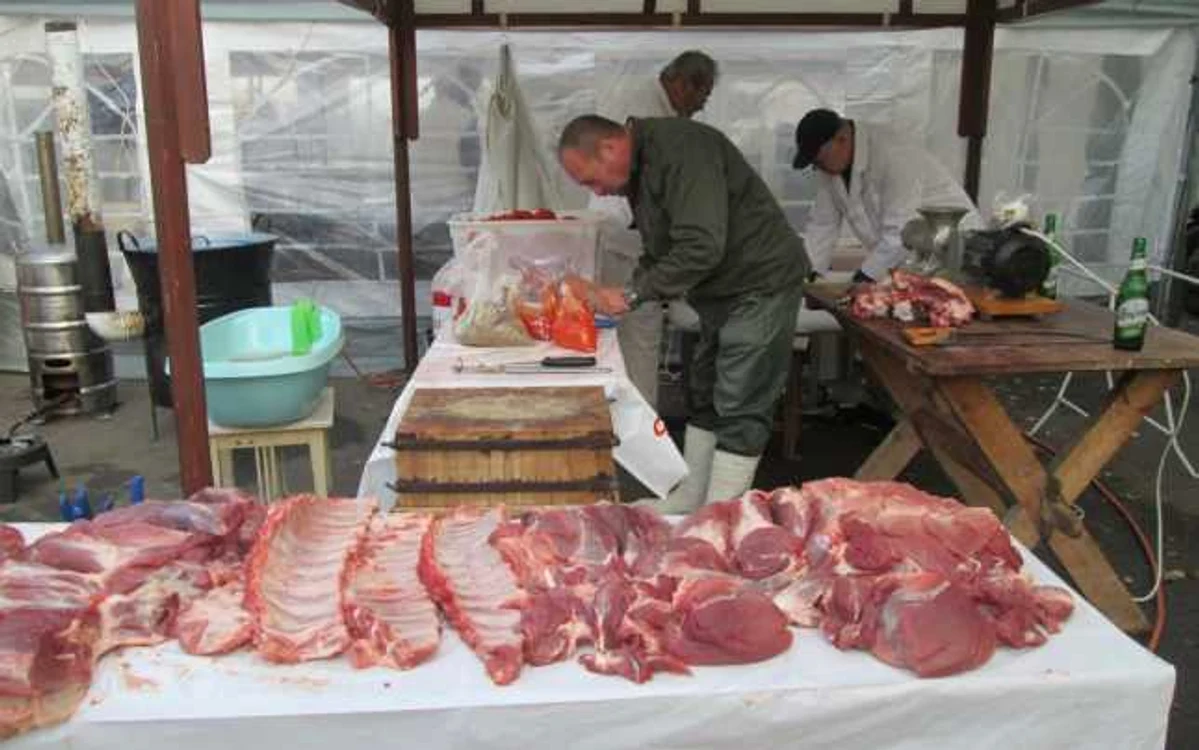 Carnea aleasă este foarte importantă pentru cârnaţi delicioşi. FOTOArhivă.