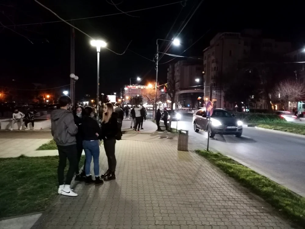 La ora 21.00 erau câtiva tineri, însă în scurt timp din toate zonele oraşului li s-au alăturat alte grupuri FOTO: Alina Mitran