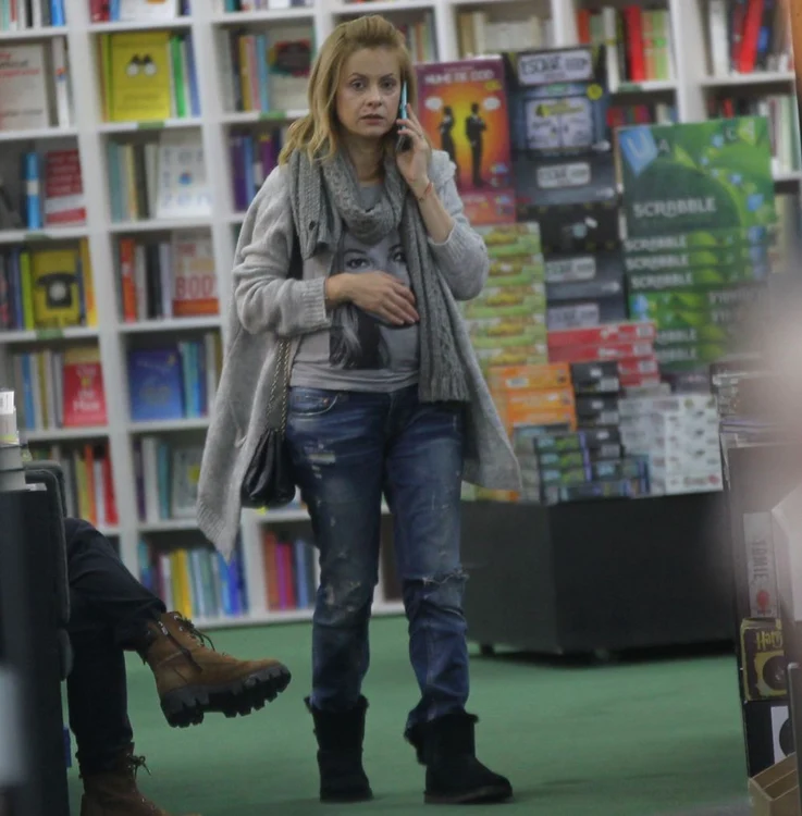 Simona a studiat atent cărţile şi a vorbit la telefon