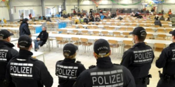 Centru de solicitanti de azil pazit de politie in Germania FOTO DPA