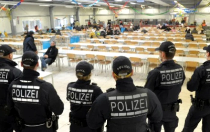 Centru de solicitanţi de azil păzit de poliţie în Germania FOTO DPA