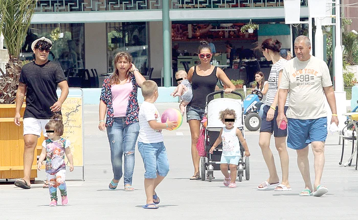 2015. Anul trecut, familia Băsescu a mers la mare cu cei doi copii