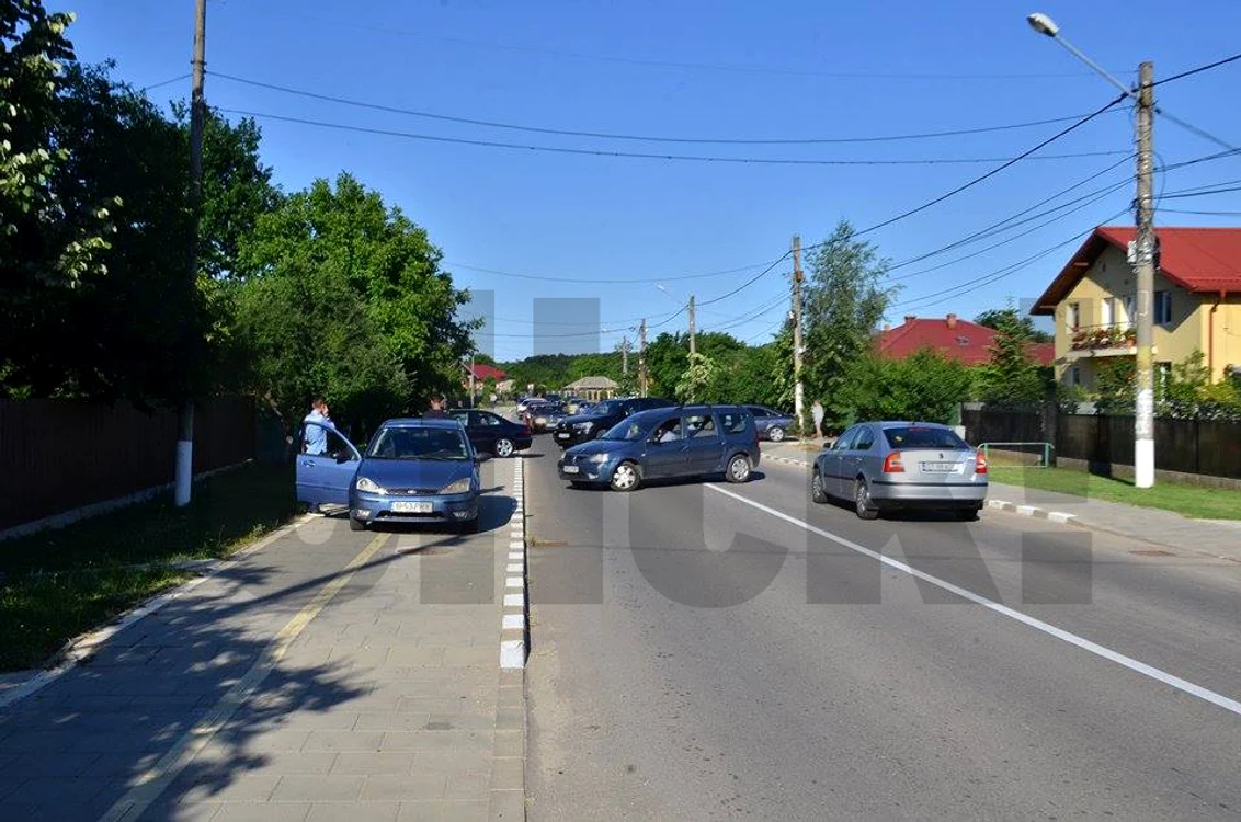 Maşinile au întors în mijlocul drumului