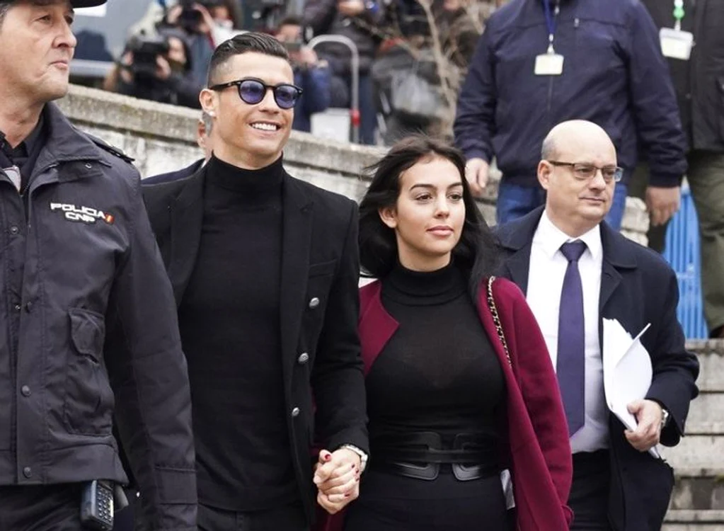 
    Cristiano Ronaldo, alaturi de logdnica lui, Georgina, la sosirea la tribunalul din Madrid  