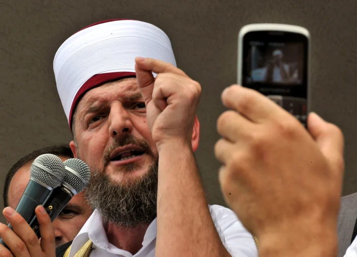 Shefqet
Krasniqi, imamul Marii Moschei din Priştina. În septembrie 2014, clericul a
fost arestat de poliţia kosovară pentru legăturile sale cu radicali islamişti. (Foto: AP)