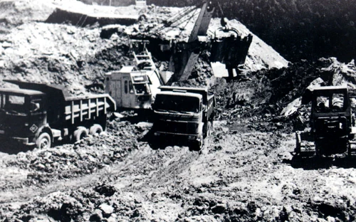 Imagini de arhivă de pe șantierul Râu Mare Retezat  Sursa volumul Hidroconstrucția  Sucursala Rîul Mare Retezat, 2013 (53) JPG