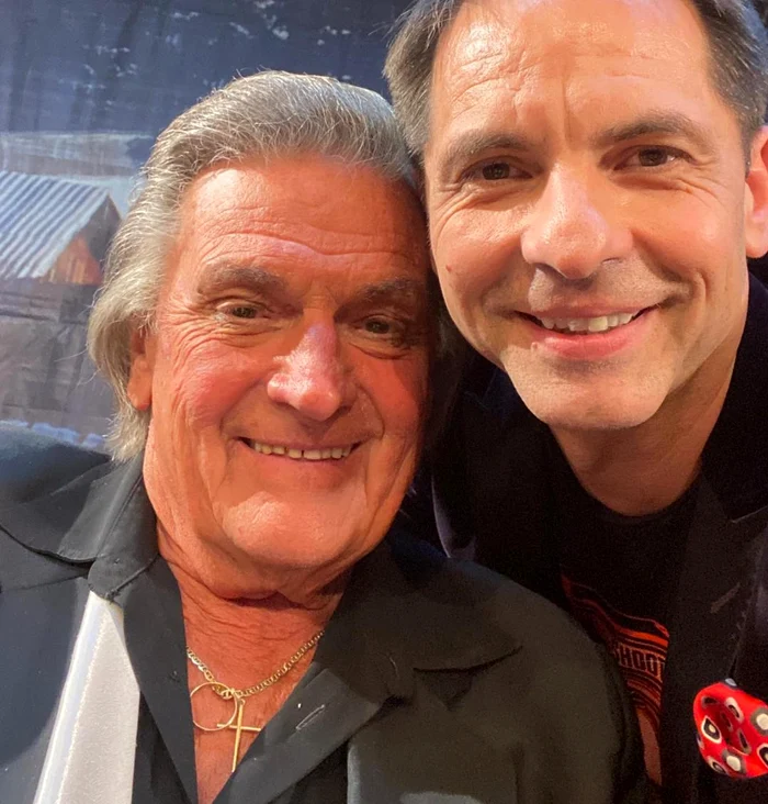 
    Tot împreună, şi  acum 20 de ani  