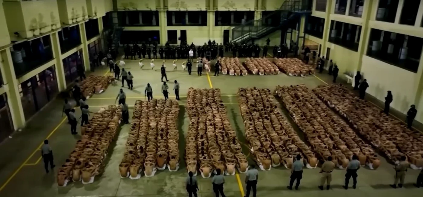 2.000 de deținuți au fost transferați duminică la „mega-închisoare” (foto: captură video)