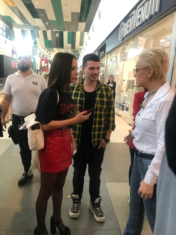 Andreea Antonescu și tânărul Eduard, care e nedezlipit de ea Sursa: Alina Erimia