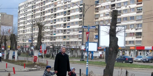 Reşiţenii trec nepăsători pe lângă locuinţele care s-au ieftinit
