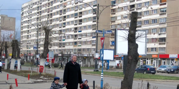 Reşiţenii trec nepăsători pe lângă locuinţele care s-au ieftinit