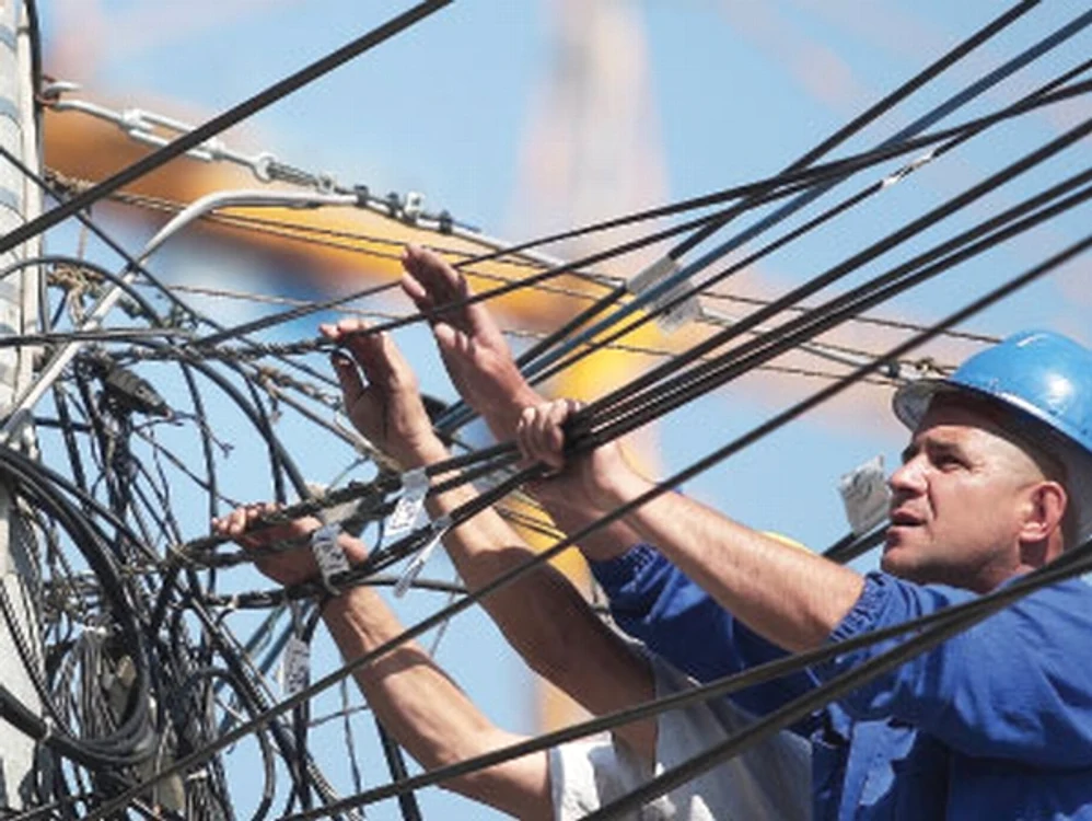 
    Tehnicienii spun că remedierea unei defecţiuni durează atât de mult pentru că mai sunt foarte puţini angajaţi  
