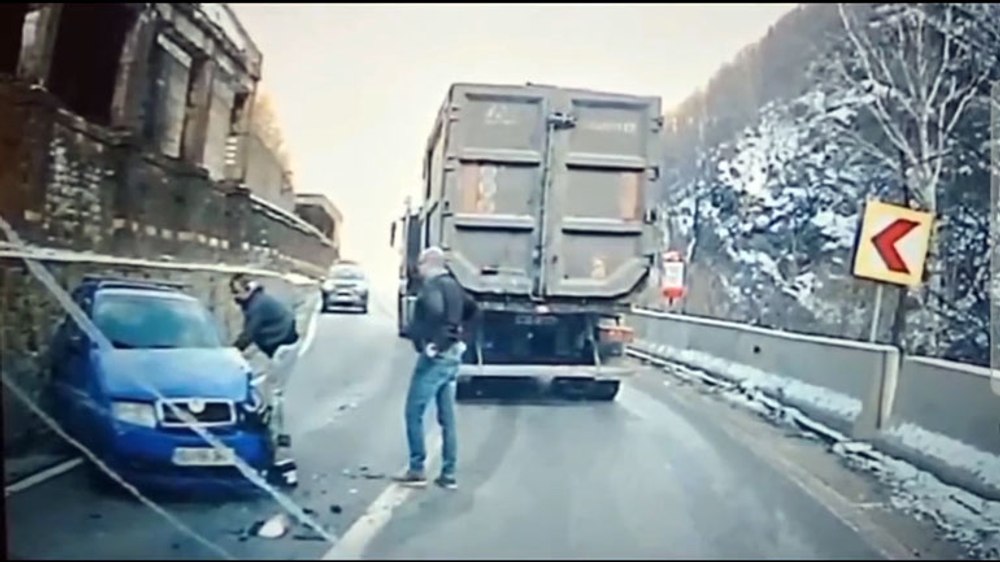 Dispută acerbă între șoferi pe Facebook, după un accident spectaculos petrecut în Defileul Jiului VIDEO
