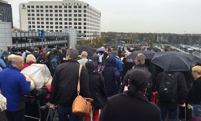 
    Sute de persoane au fost evacuateFoto: twitter  